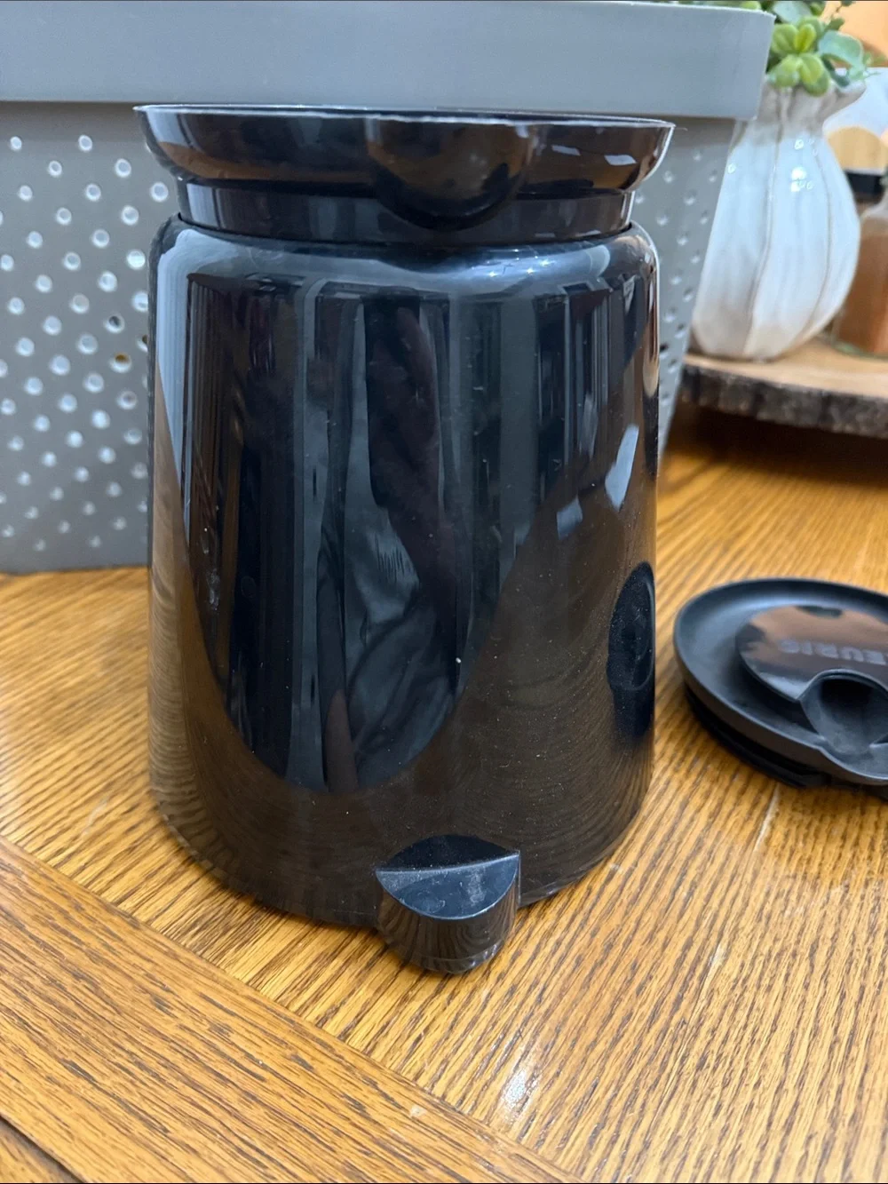 Keurig Black Insulated Thermal Coffee Carafe with removable lid like new
